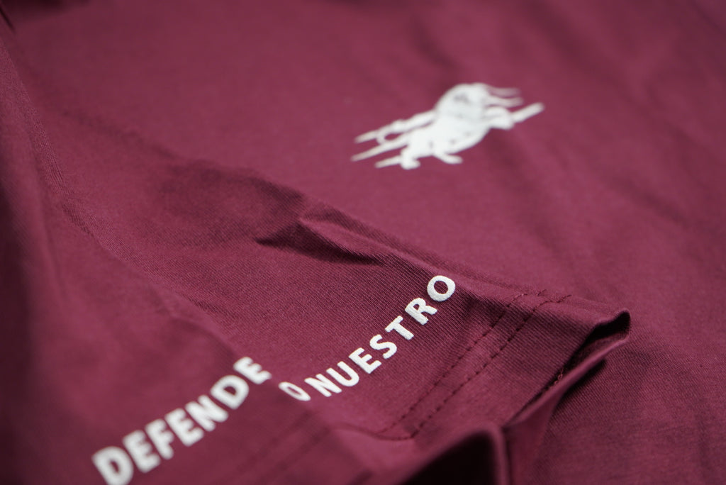 CAMISETA “DEFENDER LO NUESTRO” GRANATE