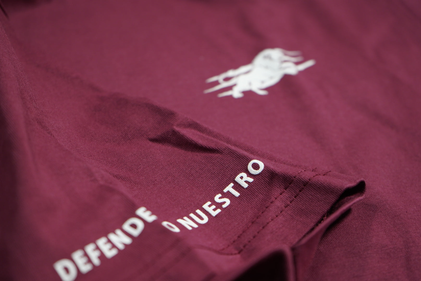 CAMISETA “DEFENDER LO NUESTRO” GRANATE