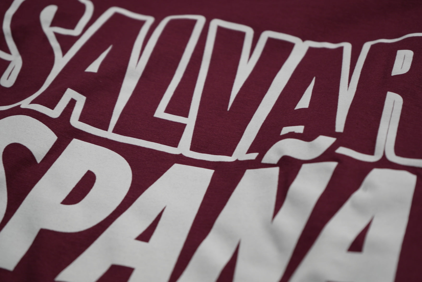 CAMISETA “DEFENDER LO NUESTRO” GRANATE